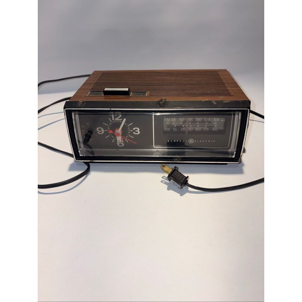 Vintage GE alarm clock radio